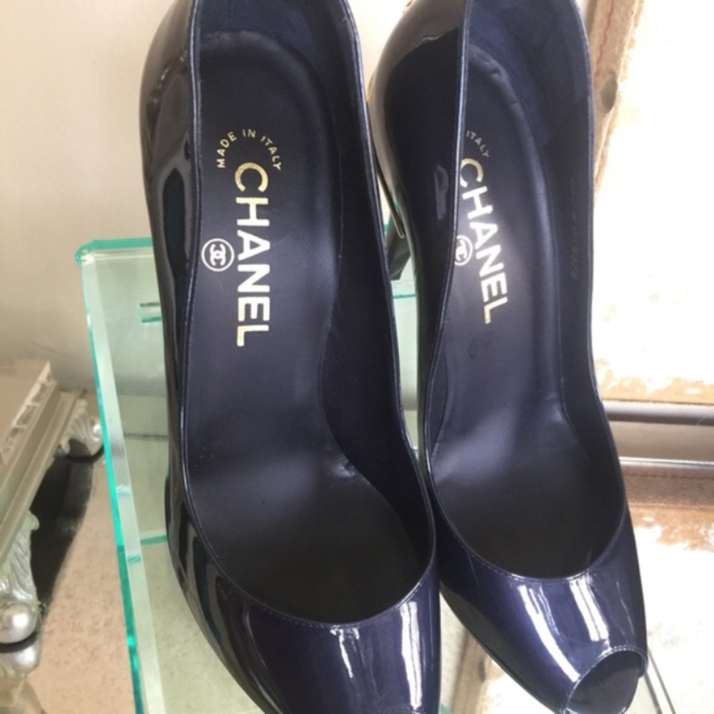 CHANEL patent leather pumps with gold-tone
